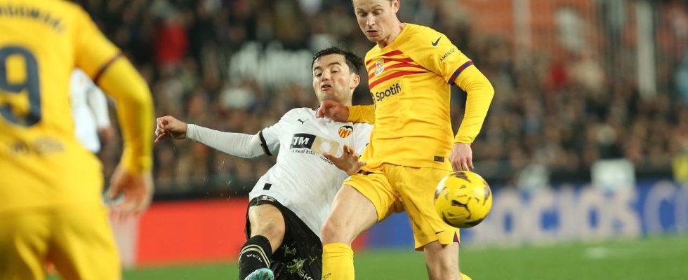 Frenkie de Jong frustre jette une chaussure et recoit un