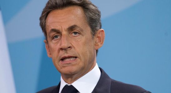 Lancien president francais Nicolas Sarkozy demande a negocier avec Poutine
