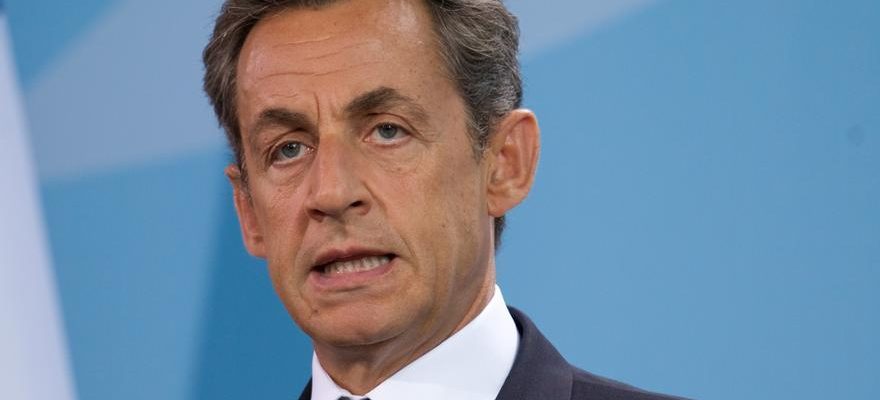 Lancien president francais Nicolas Sarkozy demande a negocier avec Poutine