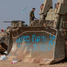 Larmee israelienne avance dans le sud de la bande de