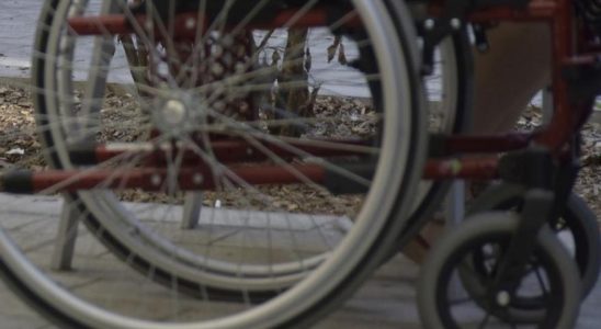 Le fauteuil roulant de Carlota une fille de Cordoue atteinte