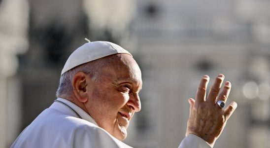 Le pape Francois rend hommage a Benoit XVI un an