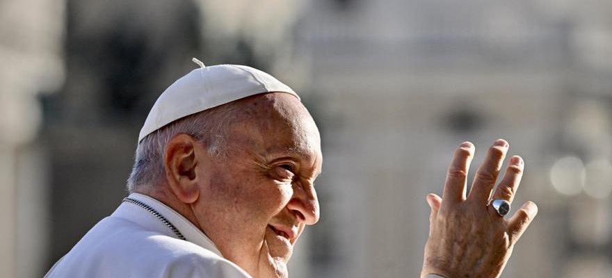 Le pape Francois rend hommage a Benoit XVI un an
