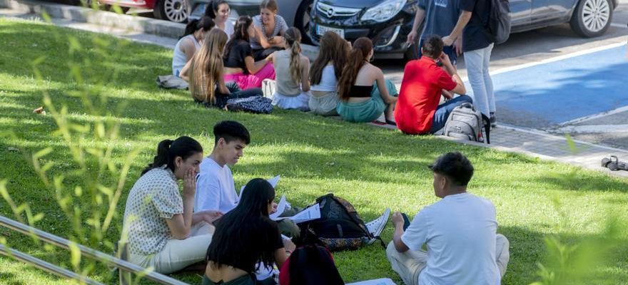 Les etudiants universitaires exigent le renouvellement du statut de letudiant