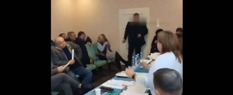 Un conseiller du parti de Zelensky fait exploser plusieurs grenades