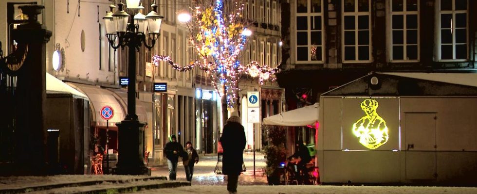 Une fine couche de neige blanchit les rues des Pays Bas