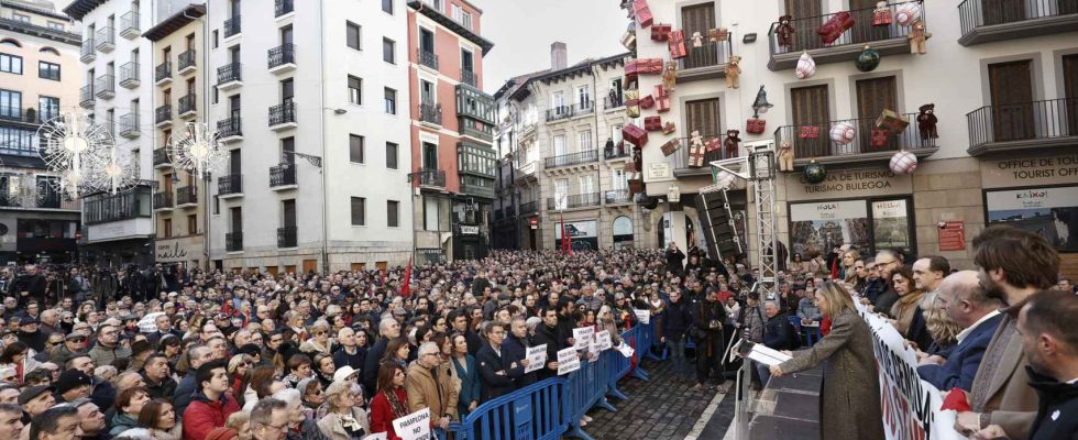 des milliers de manifestants contre laccord qui donnera a Bildu