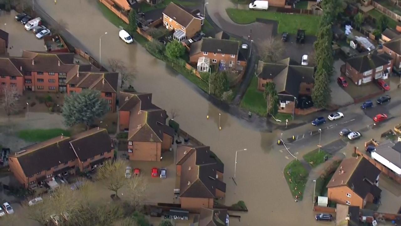 Beeld uit video: Luchtbeelden tonen overstroomd Engels gebied na storm Henk