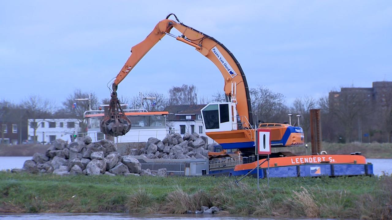 Beeld uit video: Gat in Maastrichtse dijk wordt gedicht met enorme hoeveelheid stenen