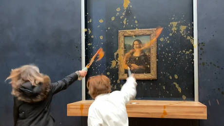 Des manifestants jettent de la soupe a Mona Lisa VIDEO