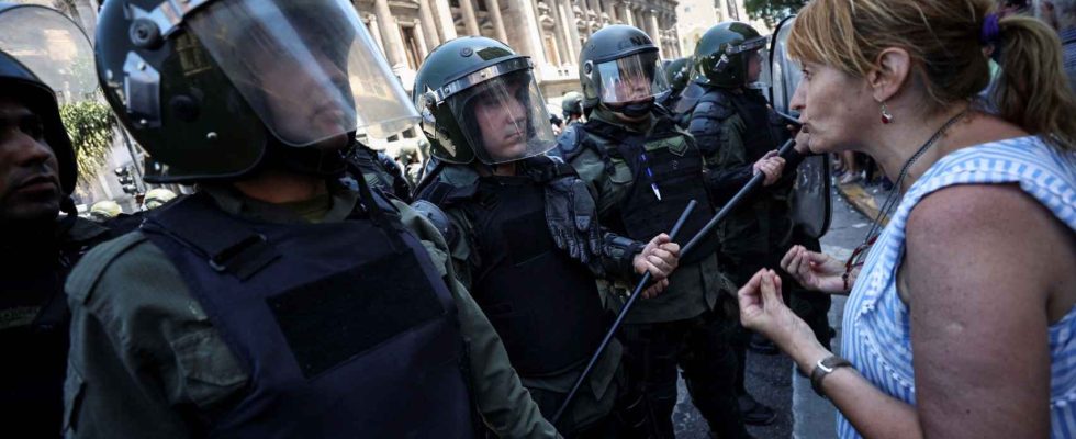 Des milliers de personnes bloquent les rues dArgentine lors de