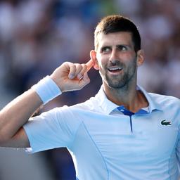 Djokovic surmonte un debut difficile et atteint les demi finales de