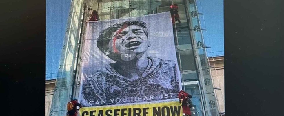 Greenpeace deploie une banderole geante au Musee Reina Sofia pour
