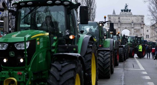 Ils bloquent lAllemagne avec 10 000 tracteurs