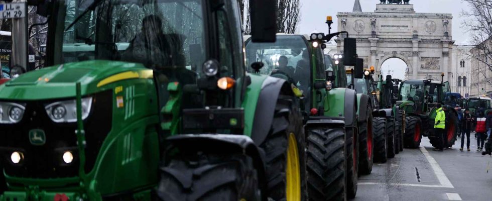 Ils bloquent lAllemagne avec 10 000 tracteurs