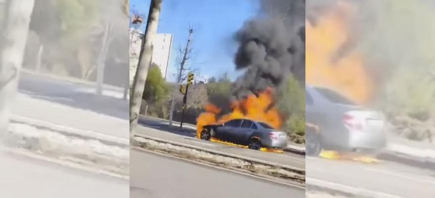 Incendie de voiture spectaculaire dans le quartier du Parque Venecia