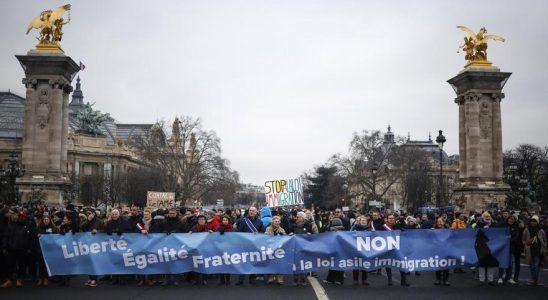 La dure loi sur limmigration reactive la gauche francaise