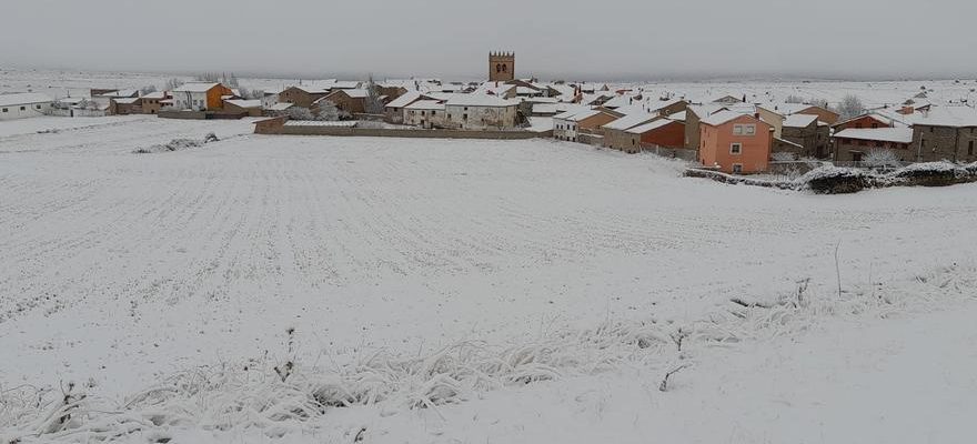 La neige a Pozondon laisse cette belle photo hivernale