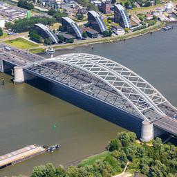 La renovation du pont Van Brienenoord tres frequente a ete
