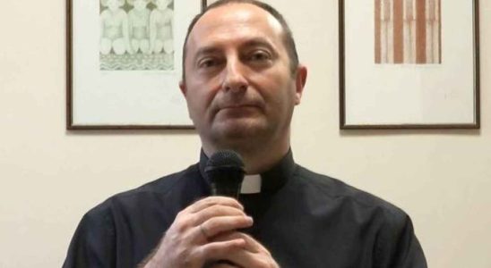 Le Vatican disqualifie un pretre italien pour avoir qualifie le