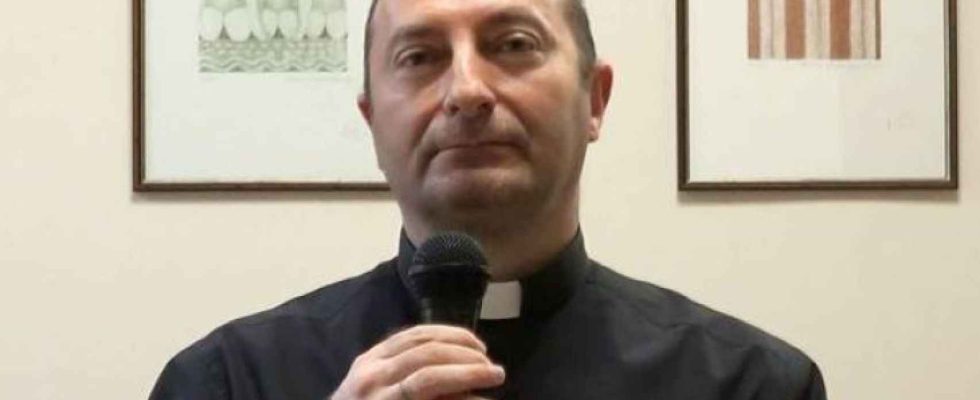Le Vatican disqualifie un pretre italien pour avoir qualifie le