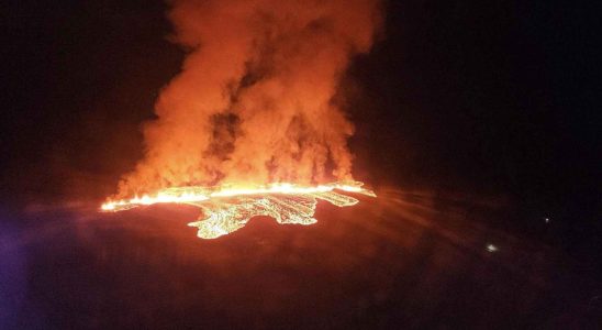 Le volcan Grindavik entre a nouveau en eruption et oblige