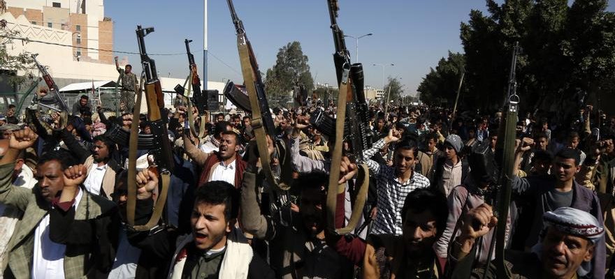 Les Houthis attaquent un autre navire commercial apres de nouveaux