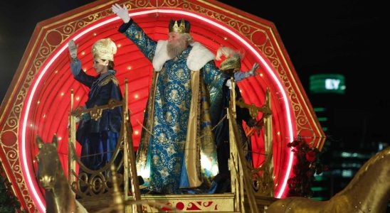 Les Rois Mages eblouissent lors du defile emblematique de Madrid