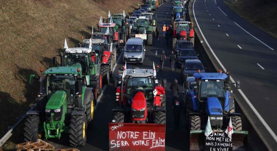 Les agriculteurs francais parviennent a isoler Paris en bloquant ses