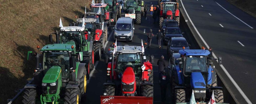 Les agriculteurs francais parviennent a isoler Paris en bloquant ses