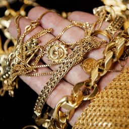 Les bijoux en or sont souvent echanges contre de largent