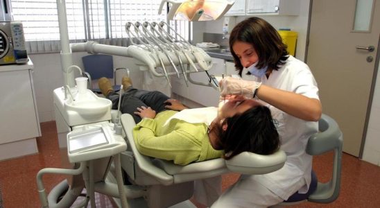 Les dentistes conseillent de porter des masques dans les cliniques