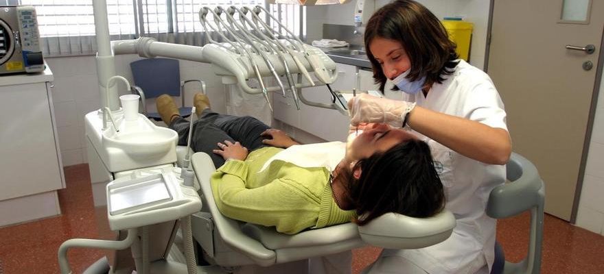 Les dentistes conseillent de porter des masques dans les cliniques