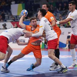 Les handballeurs demarrent energiquement les Championnats dEurope avec une victoire