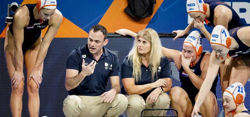 Les joueurs de water polo luttent pour la finale du Championnat