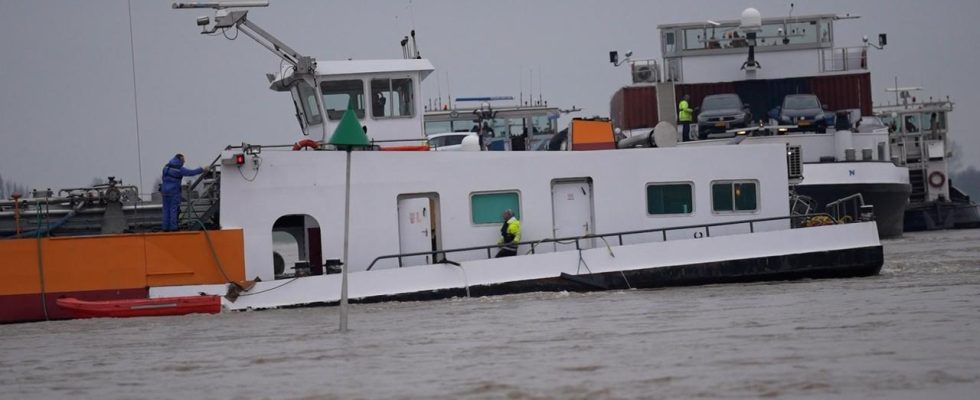 Navigation sur IJssel bloquee par un navire bloque Economie