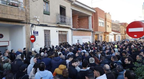 Plus de 300 personnes viennent liberer une maison a Valence