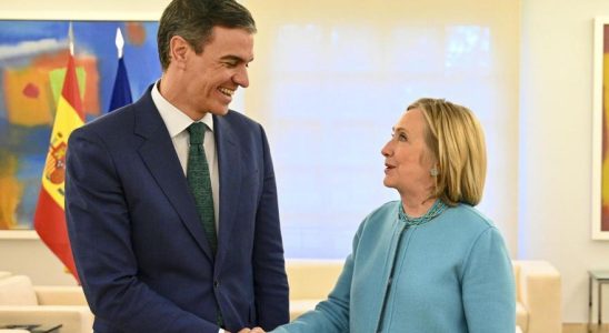 Sanchez recoit Hillary Clinton pour la deuxieme fois pour discuter