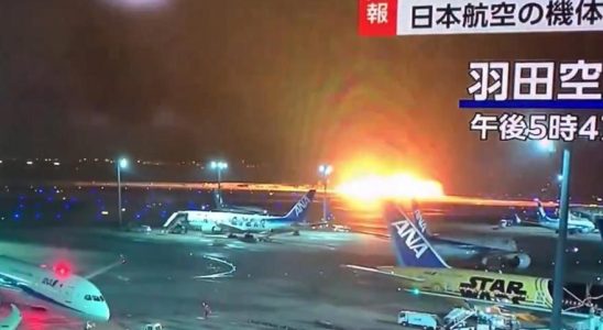 Un avion atterrit ravage par les flammes a laeroport de
