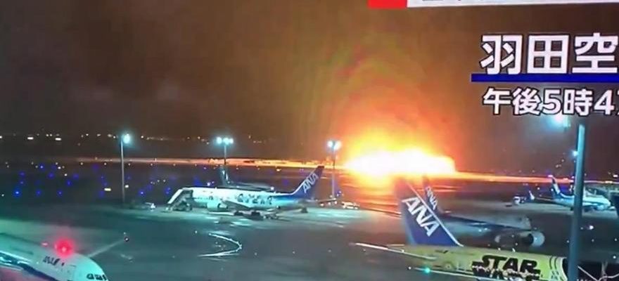 Un avion atterrit ravage par les flammes a laeroport de