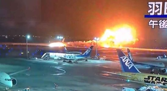Un avion de Japan Airlines en feu avec 300 personnes