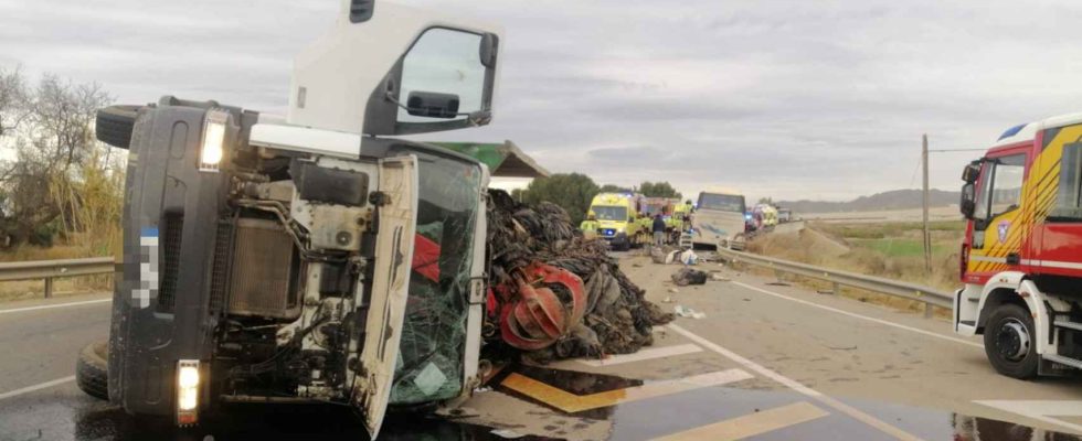 Un mort et 13 blesses apres le renversement dun camion