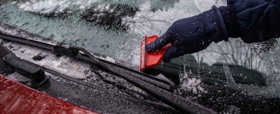 enleve la glace du pare brise en quelques minutes seulement