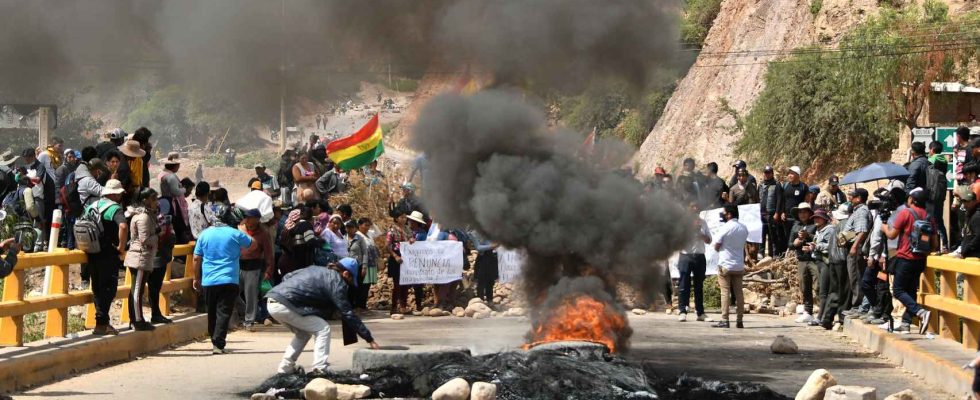 les partisans dEvo Morales bloquent les routes en Bolivie contre