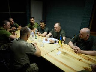 Oekraïne gooit het na twee jaar oorlog over andere militaire boeg