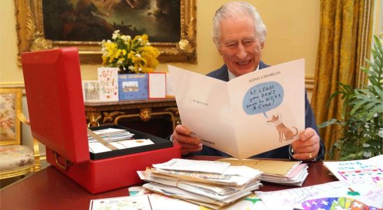 Buckingham partage des photos de Charles III lisant des lettres