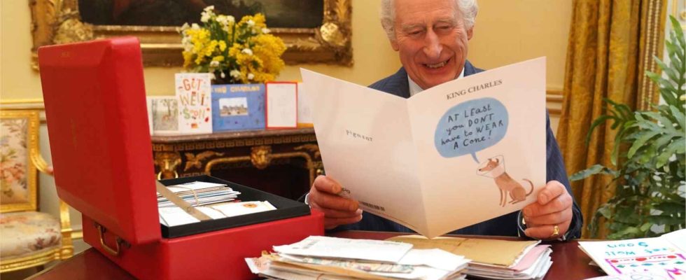 Buckingham partage des photos de Charles III lisant des lettres