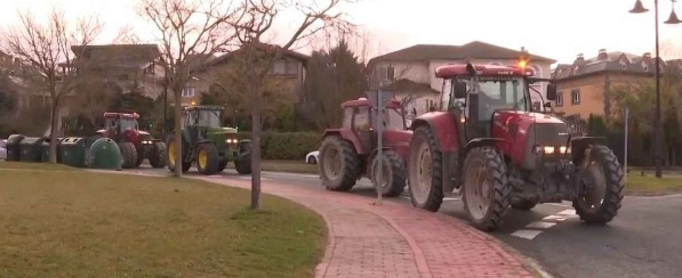 Des agriculteurs entourent la maison de Chivite en Navarre et