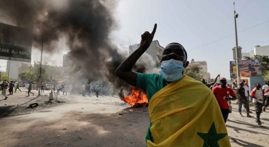 Des centaines de manifestants manifestent au Senegal contre le report