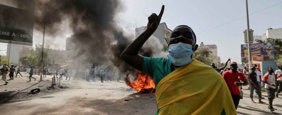 Des centaines de manifestants manifestent au Senegal contre le report